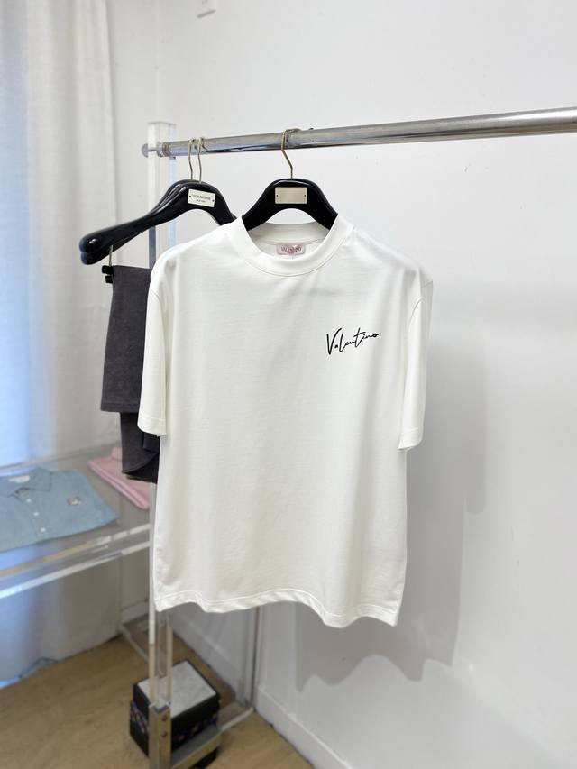 支持年后退换！华伦天奴、2025新品短袖T恤，帅气时尚，简约百搭款。胸前精致刺绣字母Logo，面料棉 不仅挺括，保持潮流的廓形，又穿着舒适，纱织更细腻，码数M-