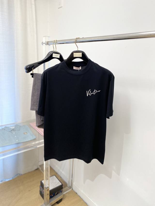 支持年后退换！华伦天奴、2025新品短袖T恤，帅气时尚，简约百搭款。胸前精致刺绣字母Logo，面料棉 不仅挺括，保持潮流的廓形，又穿着舒适，纱织更细腻，码数M-