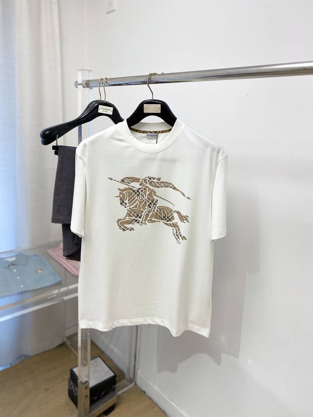 支持年后退换！巴宝莉、2025新品短袖T恤，帅气时尚，简约百搭款。胸前顶级印花图案Logo，面料棉 不仅挺括，保持潮流的廓形，又穿着舒适，纱织更细腻，码数M-3