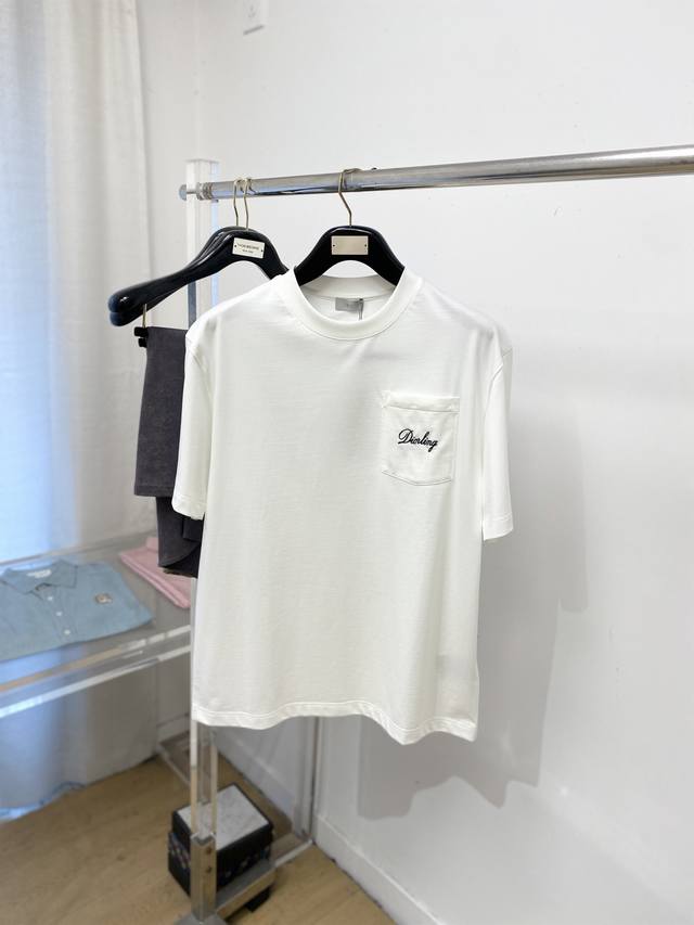 支持年后退换！迪奥、2025新品短袖T恤，帅气时尚，简约百搭款。胸前精致刺绣字母Logo，面料棉 不仅挺括，保持潮流的廓形，又穿着舒适，纱织更细腻，码数M-3X