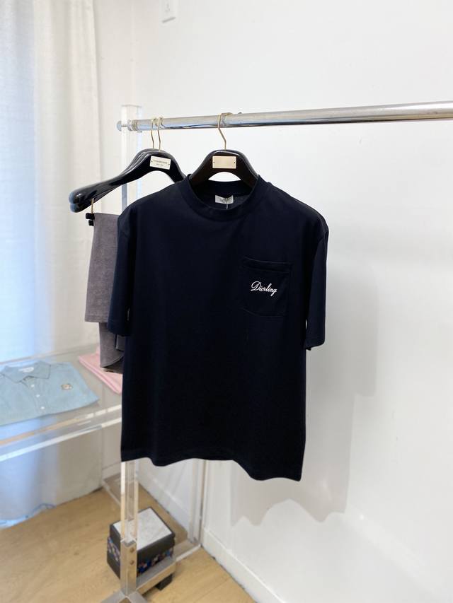 支持年后退换！迪奥、2025新品短袖T恤，帅气时尚，简约百搭款。胸前精致刺绣字母Logo，面料棉 不仅挺括，保持潮流的廓形，又穿着舒适，纱织更细腻，码数M-3X