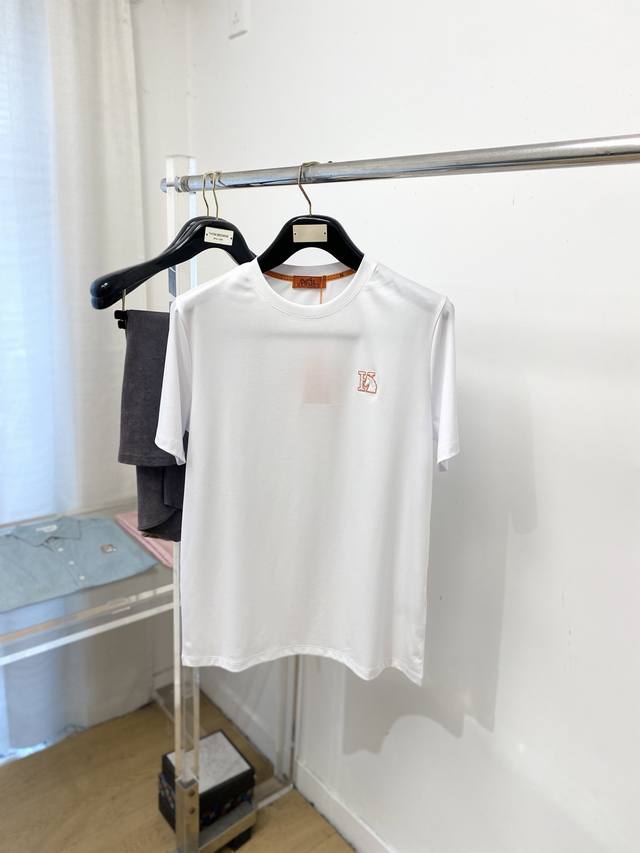 支持年后退换！ 爱马仕、2025新品短袖T恤，帅气时尚，简约百搭款。胸前精致刺绣图案字母Logo，面料棉 不仅挺括，保持潮流的廓形，又穿着舒适，纱织更细腻，码数