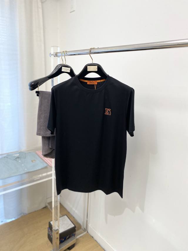 支持年后退换！ 爱马仕、2025新品短袖T恤，帅气时尚，简约百搭款。胸前精致刺绣图案字母Logo，面料棉 不仅挺括，保持潮流的廓形，又穿着舒适，纱织更细腻，码数