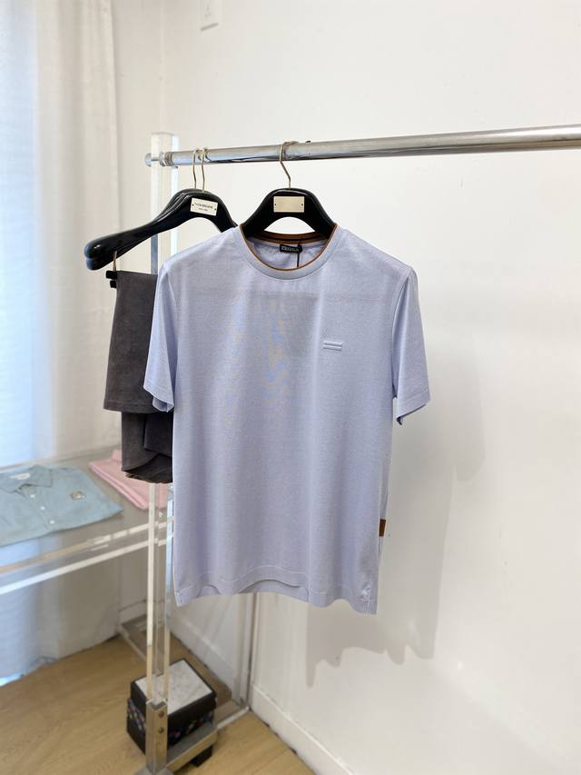 支持年后退换！杰尼亚、2025新品短袖T恤，帅气时尚，胸前设计凹凸图案Logo，简约百搭款。面料棉 不仅挺括，保持潮流的廓形，又穿着舒适，纱织更细腻，码数M-3