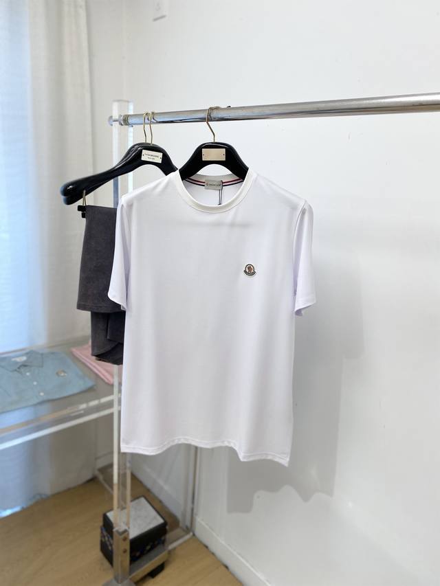 支持年后退换！蒙口、2025新品短袖T恤，帅气时尚，胸前刺绣装饰图案Logo，简约百搭款。面料棉 不仅挺括，保持潮流的廓形，又穿着舒适，纱织更细腻，码数M-3X