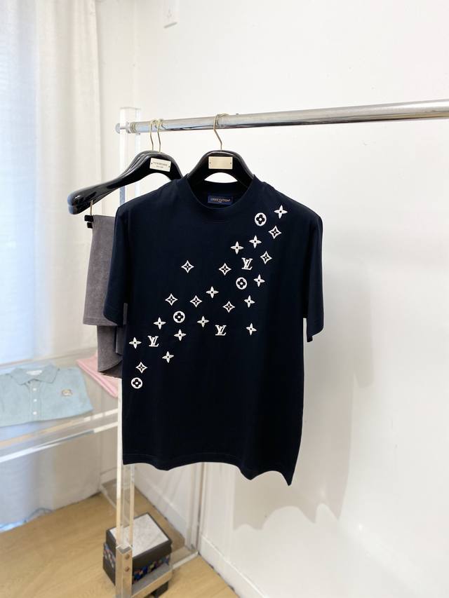 支持年后退换！路易威登、2025新品短袖T恤，帅气时尚，顶级数码定位刺绣图案字母Logo，简约百搭款。面料棉 不仅挺括，保持潮流的廓形，又穿着舒适，纱织更细腻，