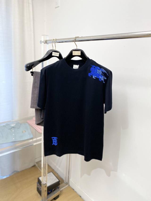 支持年后退换！巴宝莉、2025新品短袖T恤，帅气时尚，肩部顶级印花图案Logo，简约百搭款。面料棉 不仅挺括，保持潮流的廓形，又穿着舒适，纱织更细腻，码数S-2