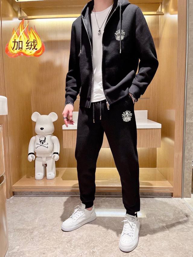 品牌: 迪奥 加绒加厚 2025秋冬款新品 ，明星最爱时装味休闲套装，干净利落剪裁 ，都市风十足 采用精品定制面料，内里保暖效果极佳，手感软糯干爽，上身效果挺括