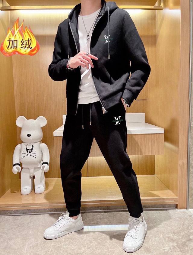 品牌: Lv 加绒加厚 2025秋冬款新品 ，明星最爱时装味休闲套装，干净利落剪裁 ，都市风十足 采用精品定制面料，内里保暖效果极佳，手感软糯干爽，上身效果挺括