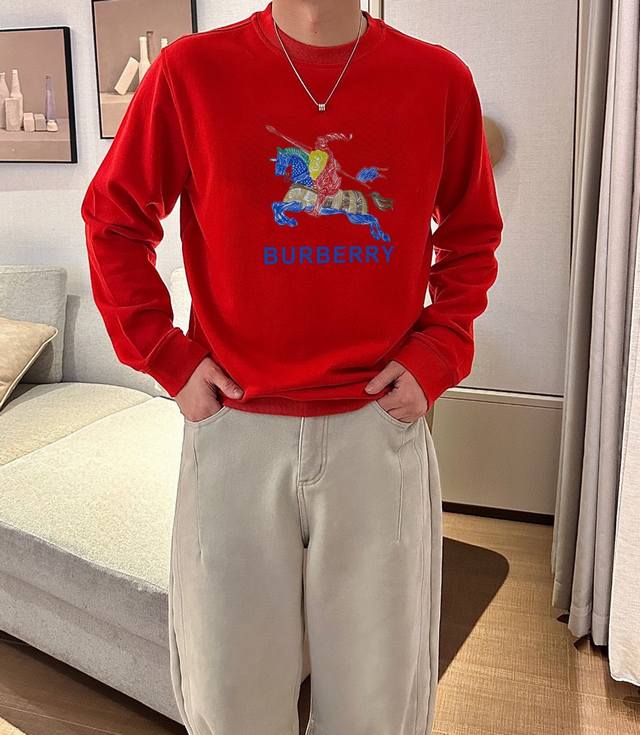 年后 直 品牌: 巴宝莉 胖子福音 2025Ss秋冬款最新款长袖圆领卫衣，官网同步发售 清爽透气 采用顶极天丝罗马 舒适柔软 3D立体清晰 时尚感超好 送礼自留