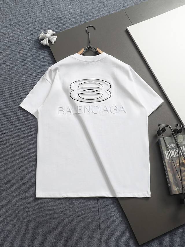 高端定制 DDD 巴黎世家# 26Fw秋冬款刺绣字母破洞艺术短袖。春夏季砖柜同步.欢迎对比 DDD 面料采用巴黎Zp定织定染300G全棉水洗面料，布纹清晰，柔软