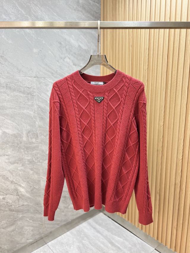 可年后 Prada 普拉达 2025年秋冬新品上新 三标齐全 红红火火过新年 红色圆领毛衣 好货不用过多介绍 看细节 专柜码数：M-Xxxxl 175 140建