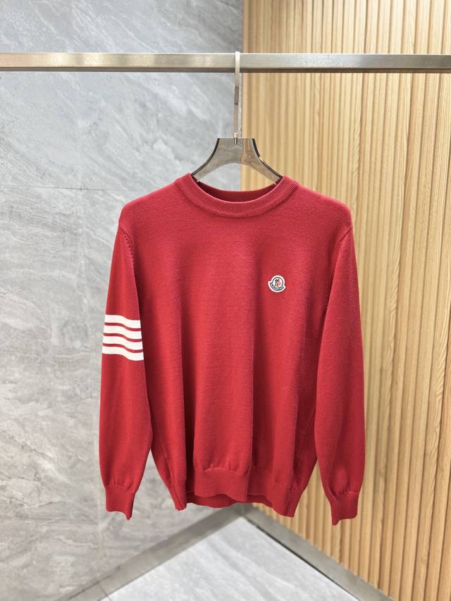 可年后 Moncler 蒙口 2025年秋冬新品上新 三标齐全 红红火火过新年 红色圆领毛衣 好货不用过多介绍 看细节 专柜码数：M-Xxxxl 175 140