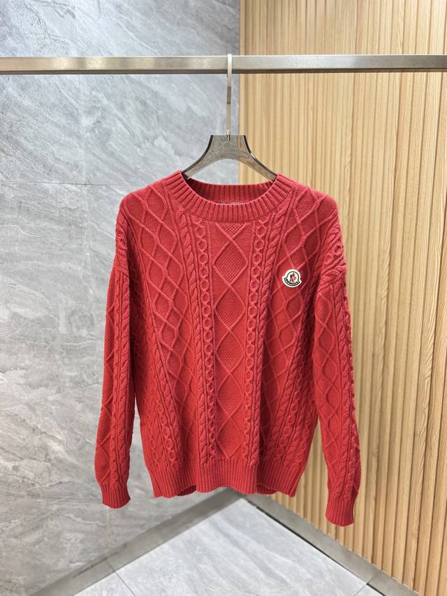 可年后 Moncler 蒙口 2025年秋冬新品上新 三标齐全 红红火火过新年 红色圆领毛衣 好货不用过多介绍 看细节 专柜码数：M-Xxxxl 175 140