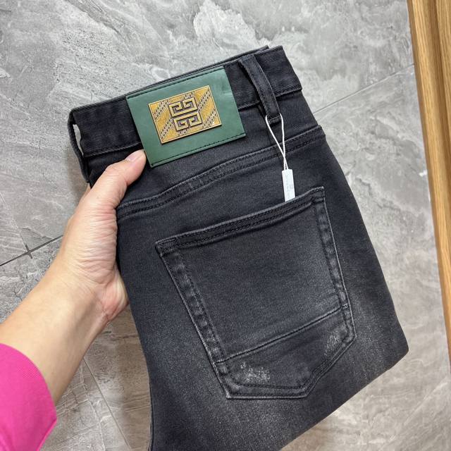 可年后 Give 纪梵希 2025秋冬新品 三标齐全 牛仔裤 好货不用过多介绍 看细节 专柜码数：29-38 175 140上身32码 DDD