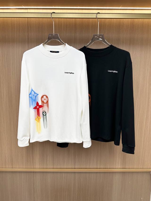 新品 支持年后退换 香港洋行渠道货.2025秋冬新款V登手绘流行四叶草印花标识加厚加绒半高领长袖T恤打底衫 元素性的Logo徽章凸显休闲时尚魅力,依然独领时尚风