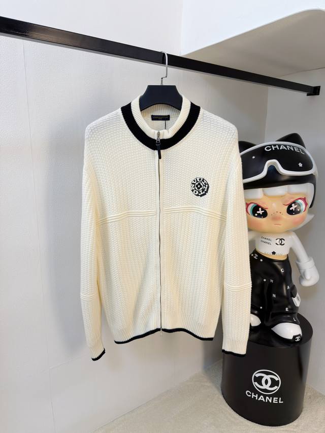 支持年后退换 Lv 2025 新品 秋冬新款针织羊毛衫 开高品质意大利进口羊毛混纺面料，高密度针织，时尚百搭毛衣，帅气十足。经典Logo提花款。耐穿不易变形，版