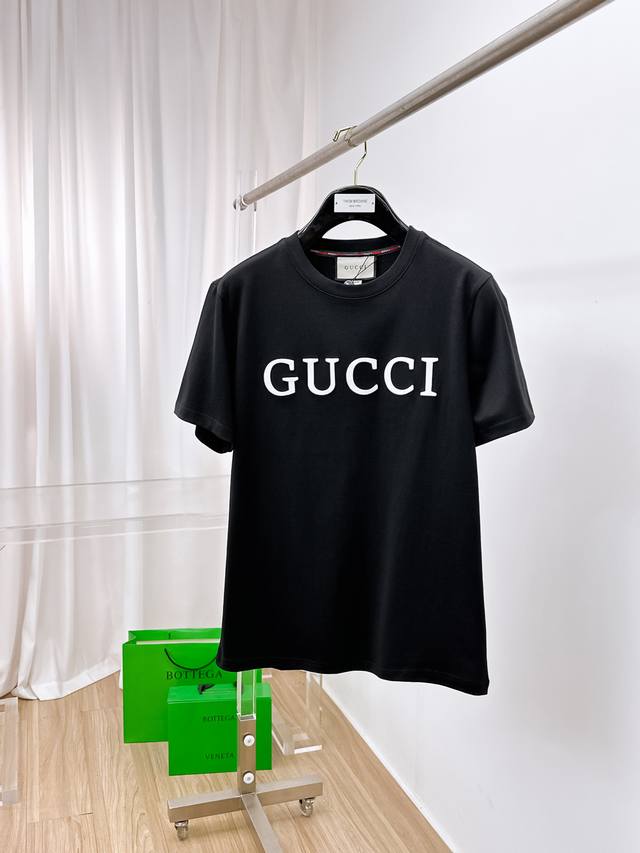 支持年后。 Gucci。2026春夏新款首发专柜最新款短袖圆领T恤 高端订制 设计前卫时尚！品牌Logo重工艺设计 高端定制原版棉面料.手感柔软.穿着舒适.专柜
