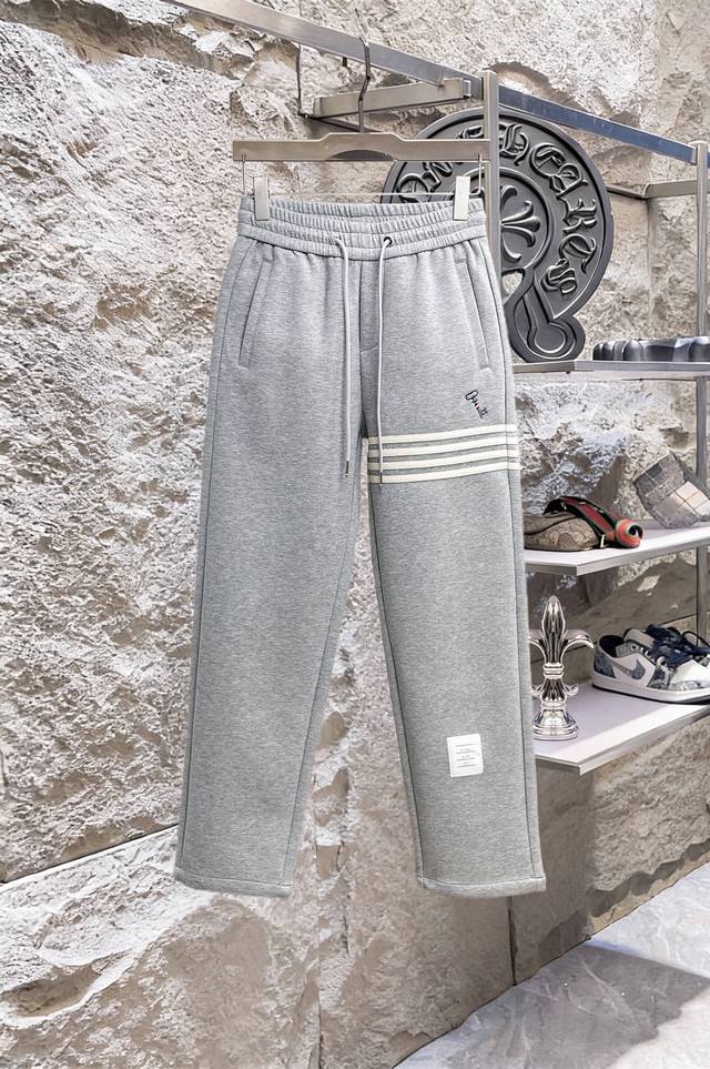 支持年后退换 Tb 2025秋冬新款休闲裤！官网同步发售。品牌经典Logo休闲裤 ，定制面料，舒适度极好，手触感强烈。辨识度极高，完美品相工艺。 尺码：M-3X