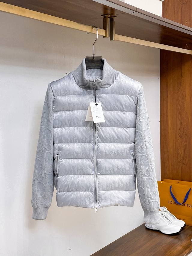 支持年后退换 迪奥 2025年秋冬新款羽绒服，针织拼接羽绒服采用新国标95白鸭绒，秋冬新品内搭神器！在国内羽绒黑色都是走基础风格，可以单穿还可以搭配叠穿，会更有