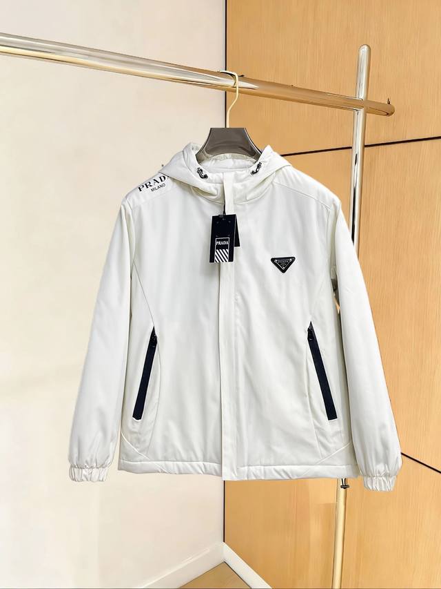 支持年后退换 普拉达 三标齐全 2025冬季新款羽绒棉服外套，秀场新品品相非常完美，舒适保暖，色泽饱满诱人，非常出彩的设计，轻松将时髦感进阶，做工极为考究严谨，