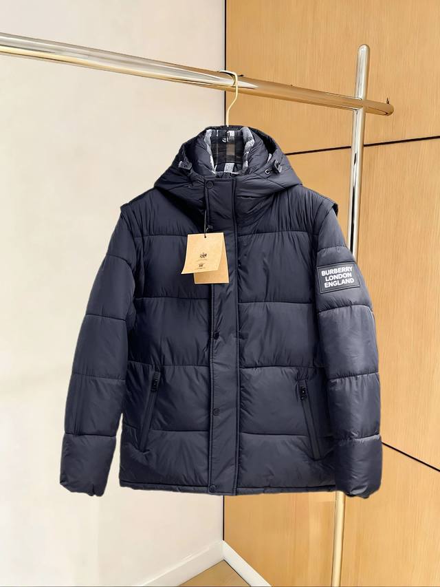 支持年后退换 巴宝莉 三标齐全 2025冬季新款羽绒棉服外套，秀场新品品相非常完美，舒适保暖，色泽饱满诱人，非常出彩的设计，轻松将时髦感进阶，做工极为考究严谨，