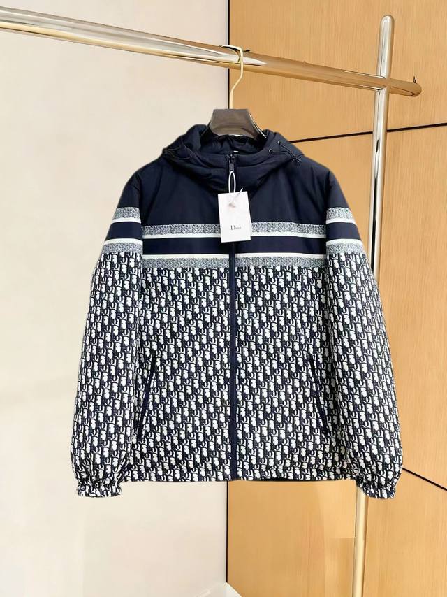 支持年后退换 迪奥 三标齐全 2025冬季新款羽绒棉服外套，秀场新品品相非常完美，舒适保暖，色泽饱满诱人，非常出彩的设计，轻松将时髦感进阶，做工极为考究严谨，走