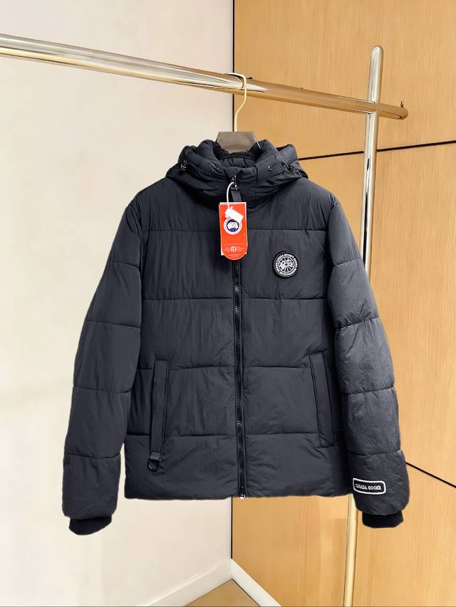 支持年后退换 大鹅 三标齐全 2025冬季新款羽绒棉服外套，秀场新品品相非常完美，舒适保暖，色泽饱满诱人，非常出彩的设计，轻松将时髦感进阶，做工极为考究严谨，走