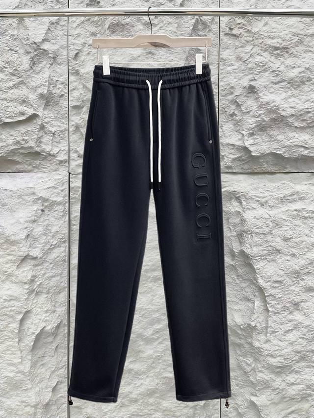 支持年后退换 古奇 2025秋冬新款休闲裤！官网同步发售。品牌经典Logo休闲裤 ，定制面料，舒适度极好，手触感强烈。辨识度极高，完美品相工艺。 尺码：M-3X