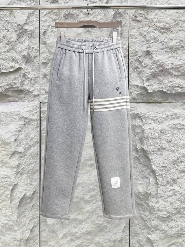 支持年后退换 Tb 2025秋冬新款休闲裤！官网同步发售。品牌经典Logo休闲裤 ，定制面料，舒适度极好，手触感强烈。辨识度极高，完美品相工艺。 尺码：M-3X
