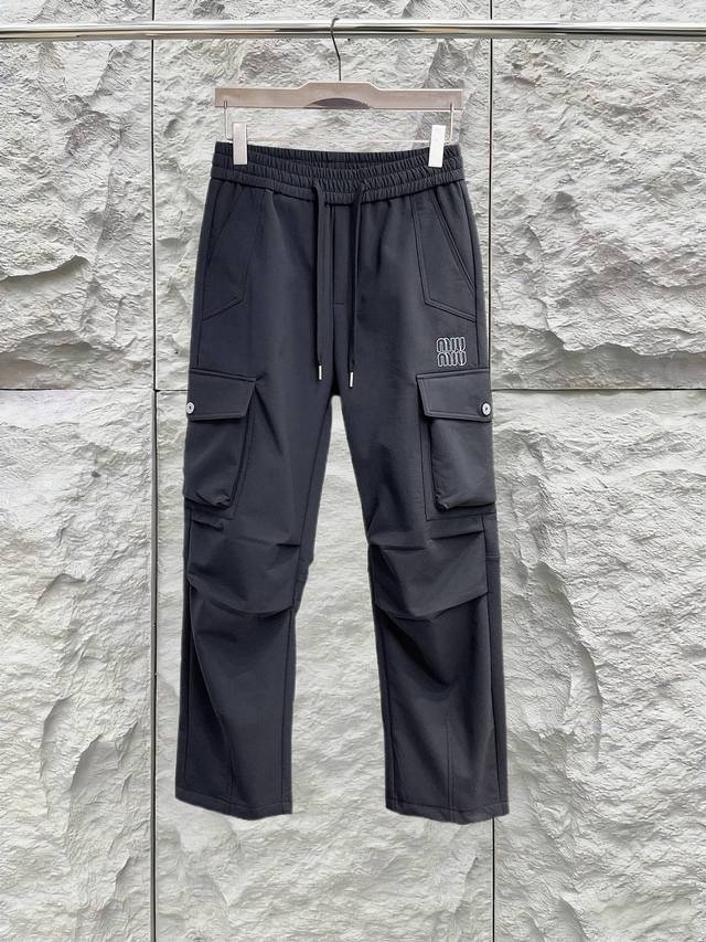 支持年后退换 Miumiu 2025秋冬新款休闲裤！官网同步发售。品牌经典Logo休闲裤 ，定制面料，舒适度极好，手触感强烈。辨识度极高，完美品相工艺。 尺码：