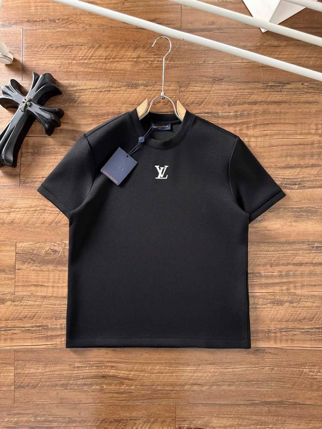 支持年后退换 Lv 2025秋冬太空棉字母刺绣Logo时尚百搭打底圆领短袖衫，精致工艺面料，顶级元素融合打造，经典短袖3标齐全，潮男时尚，无论是上身舒适度还是都