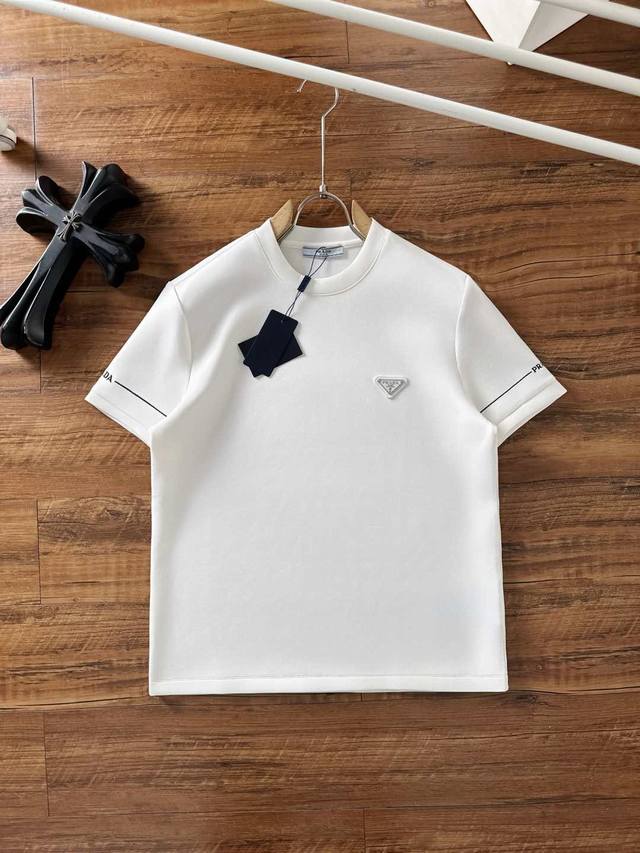 支持年后退换 Pra#Da普拉达2025秋冬太空棉字母刺绣Logo时尚百搭打底圆领短袖衫，精致工艺面料，顶级元素融合打造，经典短袖3标齐全，潮男时尚，无论是上身