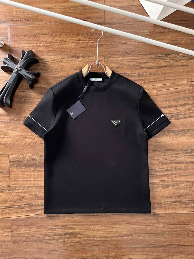 支持年后退换 Pra#Da普拉达2025秋冬太空棉字母刺绣Logo时尚百搭打底圆领短袖衫，精致工艺面料，顶级元素融合打造，经典短袖3标齐全，潮男时尚，无论是上身