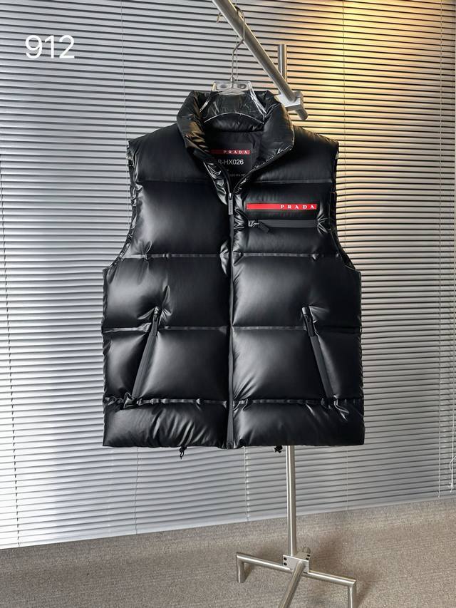 Prad普拉达 官网21000 经典款红标新款羽绒马甲！ DDD 充绒量超高的休闲羽绒马甲！ DDD 甄选客供100%棉纶材质制作而成 DDD 面料拥有极为优越