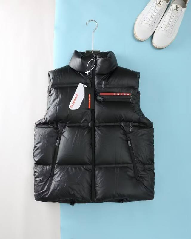 高版 Pa*拉 男女同款经典轻质粘合尼龙90%白鹅绒羽绒服马甲，台湾意比贸易商行货，罗马尼亚代工出品，官宣时装画册款，经典王牌单品！这款廓形丰满的羽绒外套采用P