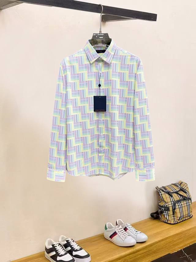 支持退换到明年. 秋冬爆款， Lv 高端品质. 2025专柜最新爆款衬衫出货 巴黎专柜同步发售！精选意大利进口定制精棉衬衣面料搭配最新款，胸前的精致品牌刺绣设计