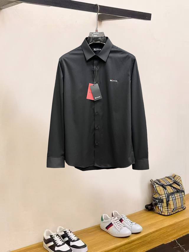 支持退换到明年. 秋冬爆款， Kiton 高端品质. 2025专柜最新爆款衬衫出货 巴黎专柜同步发售！精选意大利进口定制精棉衬衣面料搭配最新款，胸前的精致品牌刺