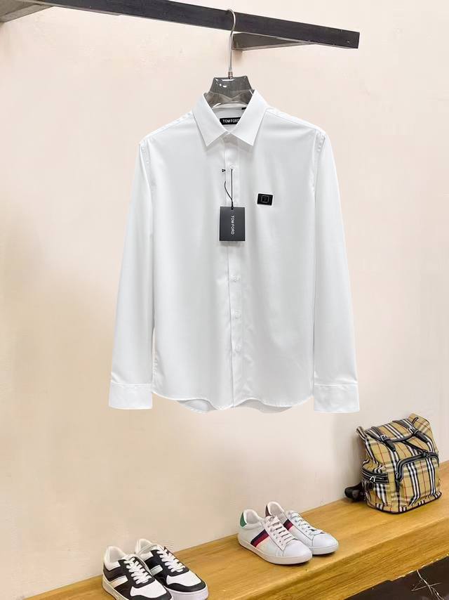 支持退换到明年. 秋冬爆款， Tf 高端品质. 2025专柜最新爆款衬衫出货 巴黎专柜同步发售！精选意大利进口定制精棉衬衣面料搭配最新款，胸前的精致品牌刺绣设计