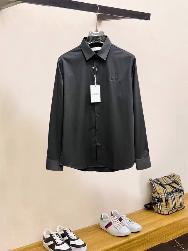 支持退换到明年. 秋冬爆款， 华伦天奴 高端品质. 2025专柜最新爆款衬衫出货 巴黎专柜同步发售！精选意大利进口定制精棉衬衣面料搭配最新款，胸前的精致品牌刺绣