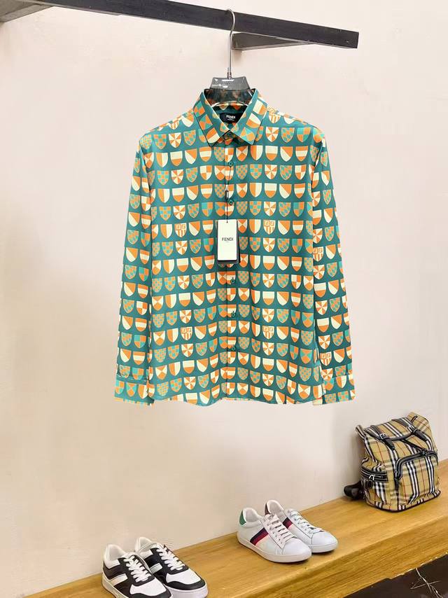 支持退换到明年. 秋冬爆款， 芬迪 高端品质. 2025专柜最新爆款衬衫出货 巴黎专柜同步发售！精选意大利进口定制精棉衬衣面料搭配最新款，胸前的精致品牌刺绣设计