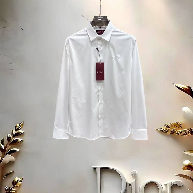 支持退换到明年. 入秋爆款， 古驰 高端品质. 2025专柜最新爆款衬衫出货 巴黎专柜同步发售！精选意大利进口定制精棉衬衣面料搭配最新款，胸前的精致品牌刺绣设计