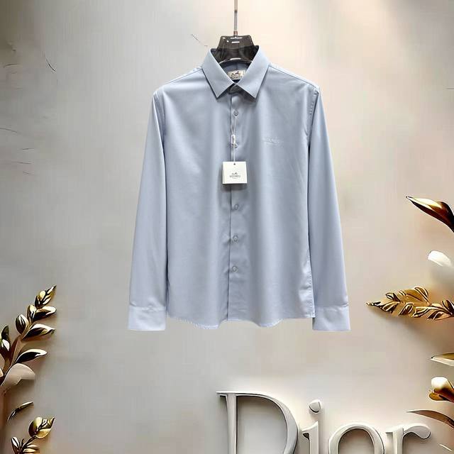 支持退换到明年. 入秋爆款， 爱马仕 高端品质. 2025专柜最新爆款衬衫出货 巴黎专柜同步发售！精选意大利进口定制精棉衬衣面料搭配最新款，胸前的精致品牌刺绣设