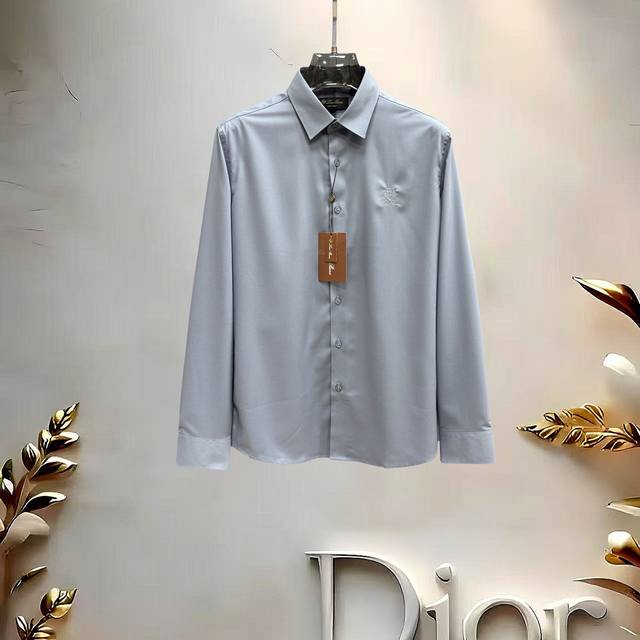 支持退换到明年. 入秋爆款， Lp 高端品质. 2025专柜最新爆款衬衫出货 巴黎专柜同步发售！精选意大利进口定制精棉衬衣面料搭配最新款，胸前的精致品牌刺绣设计