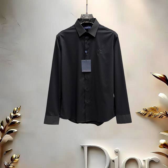 支持退换到明年. 入秋爆款， Lv 高端品质. 2025专柜最新爆款衬衫出货 巴黎专柜同步发售！精选意大利进口定制精棉衬衣面料搭配最新款，胸前的精致品牌刺绣设计