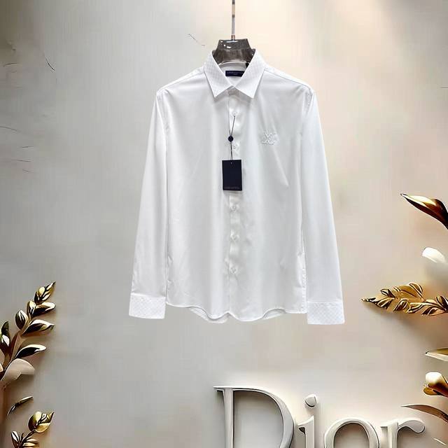 支持退换到明年. 入秋爆款， Lv 高端品质. 2025专柜最新爆款衬衫出货 巴黎专柜同步发售！精选意大利进口定制精棉衬衣面料搭配最新款，胸前的精致品牌刺绣设计