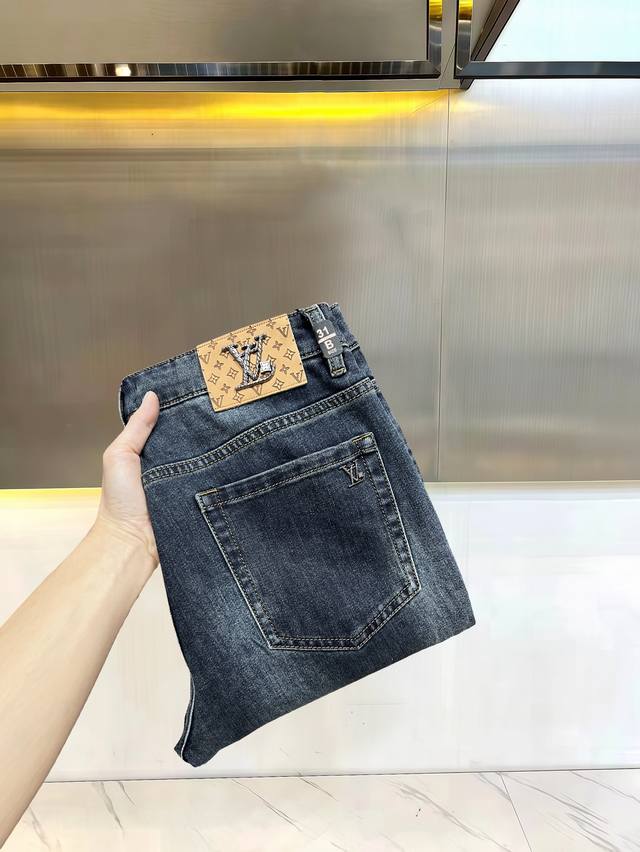 主推.秋冬新款.长期有货 Lv 高品质 2025官网高端新品原单少数帅爆牛仔裤，百分百原单 百搭神器！今年最新流行的风格设计款式，采用进口棉花制作成的单宁布，上