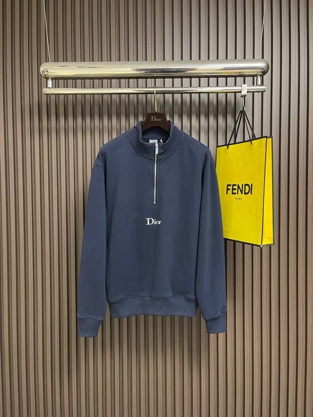 Dior 半拉链标志卫衣，面料属重磅高端卫衣面料，26支双纱构成面料光滑细腻的外表面，而10支毛绒纱底经过精密刷绒，形成一层丰厚、浓密的亲肤绒毛，提供极佳的柔软