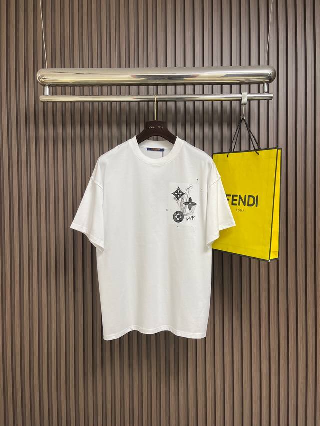 支持年后售后 DDD Lv 2026Ss 限定新品涂鸦Logo印花短袖T恤，基础简约百搭款式，面料采用是高克重的针织棉布料，柔软扎实，质感满分，对比鲜明，一如既