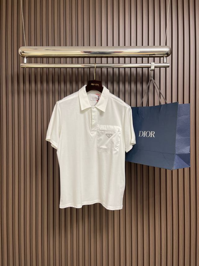 支持年后售后 DDD Prada 三角标口袋短袖Polo衫，定制丝光罗缎布 光滑细腻 舒适贴肤 经典黑色调散发与生俱来的高级感 有温度的吞噬 标志性三角形徽标点